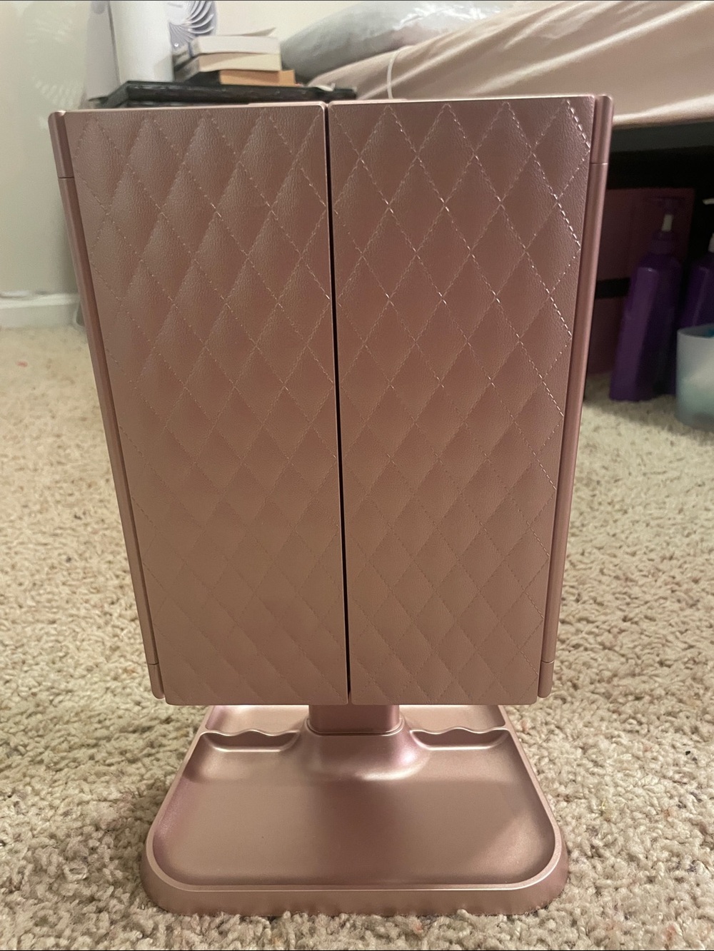 Trifold mirror with different light setting